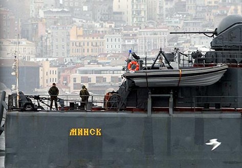 Rus savaş gemisi Boğaz'dan geçti!