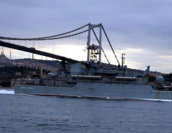 Rus askeri gemisi İstanbul Boğazı'ndan geçti