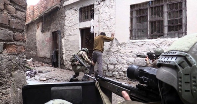 Sur'da 13 terörist teslim oldu