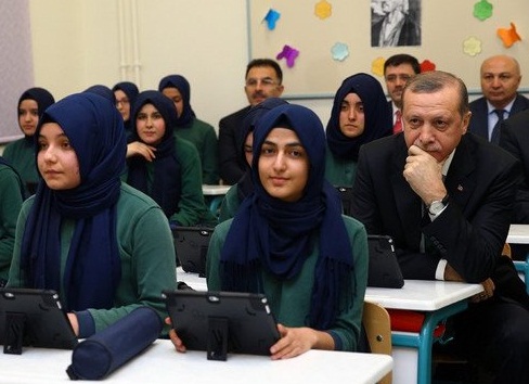 Erdoğan öğrencilerle ders dinledi