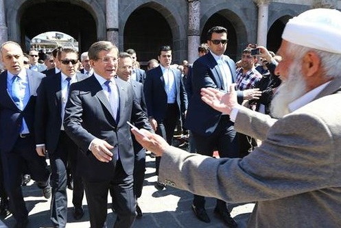 Davutoğlu'na Sur'da yoğun ilgi