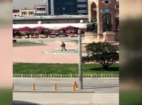 Taksim Meydanı'nda havaya ateş açan kişi yakalandı