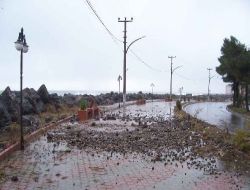 Yükselen Dalgalar Sahil Yolunda Ulaşımı Olumsuz Etkiliyor