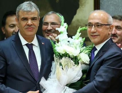 Lütfi Elvan görevini Kaynak'a teslim etti