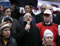 Tekel İşçilerine Destek Eyleminde Memur-sen Temsilcisi Konuşturulmak İstenmedi