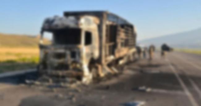 Teröristler 5 TIR'ı ateşe verdi!