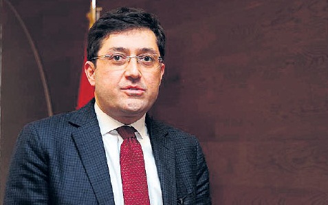 Hazinedar’a yurtdışı yasağı