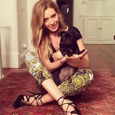 Kenan İmirzalıoğlu'ndan Sinem Kobal'a hediye