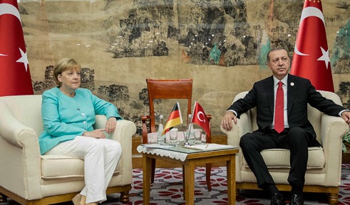 Merkel Erdoğan'ın önünde diz çöktü!