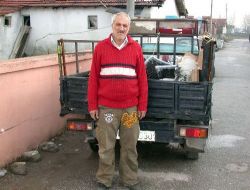Soğuktan Donmamak İçin Kanepelerini Yaktı