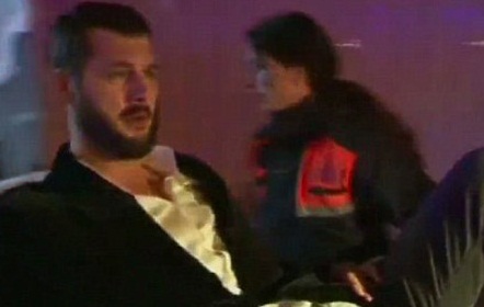 Reina'da cep telefonu hayatını kurtardı!