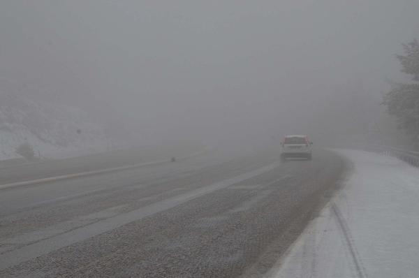 Denizli'de sis ve kar sürücüleri zorladı