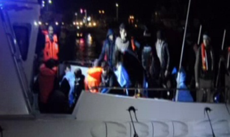 Ege'de kaçak taşıyan bot battı!