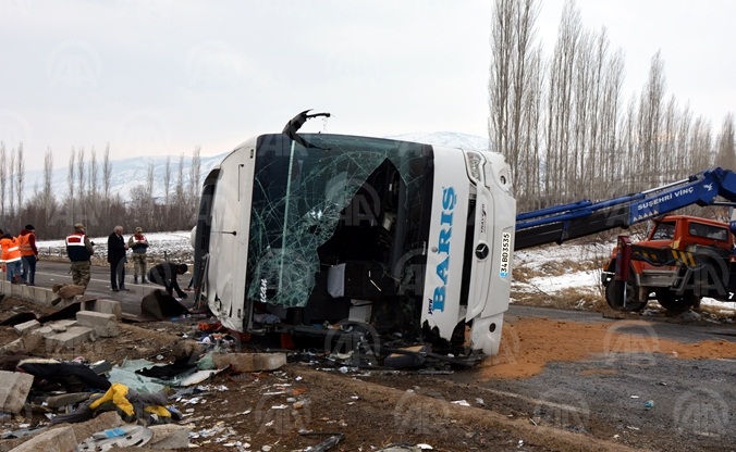 Sivas'ta yolcu otobüsü devrildi