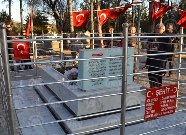 Halisdemir'in kabrine ziyaret
