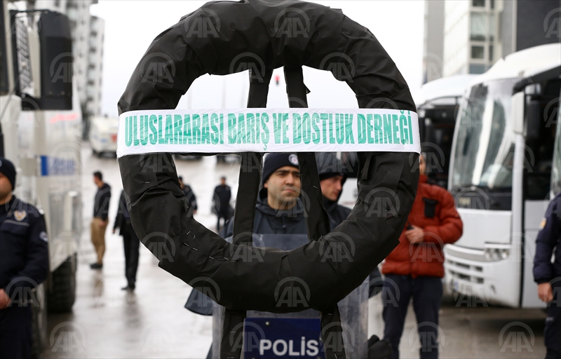 Hollanda Büyükelçiliği önündeki protesto