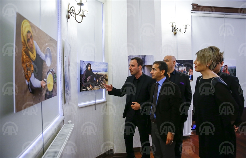 "Araftaki Suriyeli kadınlar"