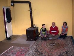 Soğuktan Donmamak İçin Kanepelerini Yaktılar