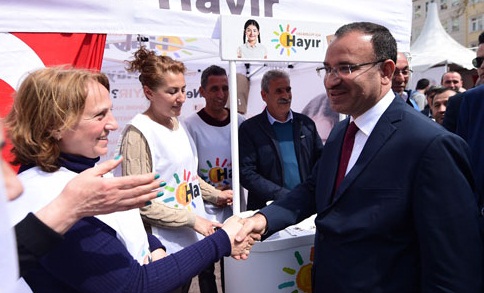 Bozdağ 'hayır' çadırını ziyaret etti