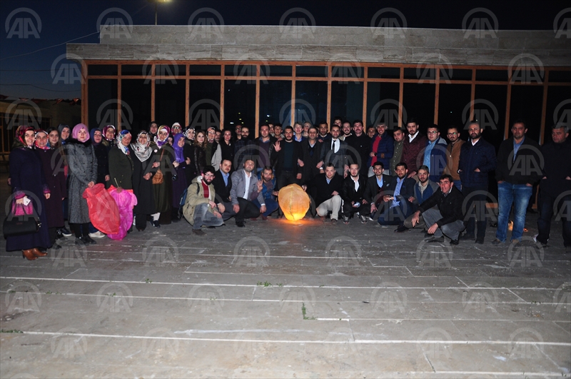 "Evet" için dilek feneri uçurdular