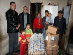 Fakir Aileye Gelen Yardım Paketleri, Miniklerin Yüzünü Güldürdü