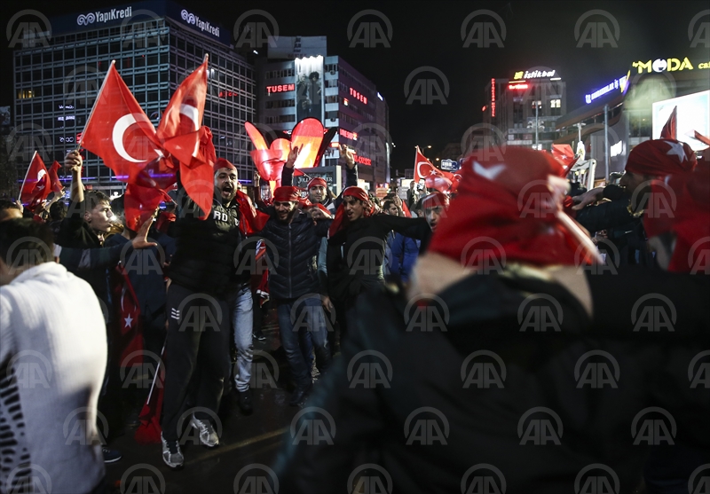 Halk oylaması sonuçları kutlanıyor