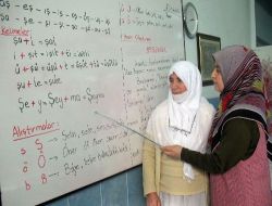 Kur'an Kursuna Katılabilmek İçin Okuma Yazma Öğreniyorlar