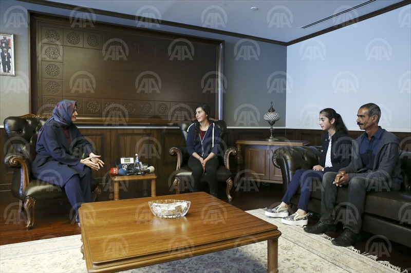 Bakan Kaya, TEOG şampiyonu kardeşleri ağırladı