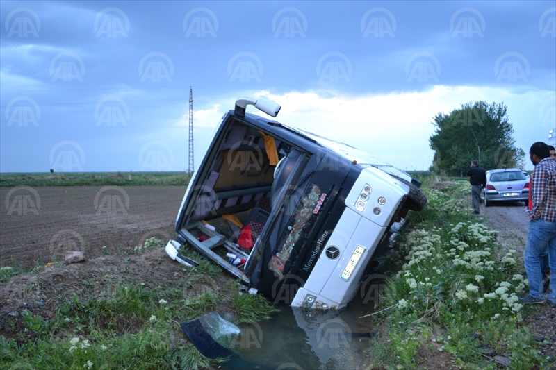 Otobüs sulama kanalına düştü: 10 yaralı