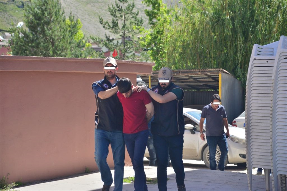 Hakkari'de iki terörist teslim oldu
