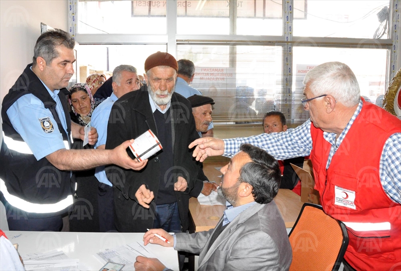 Kızılay Sorgun'da kavurma dağıttı