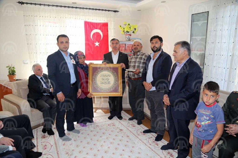 Bakanı Yılmaz şehit ailelerini ziyaret etti