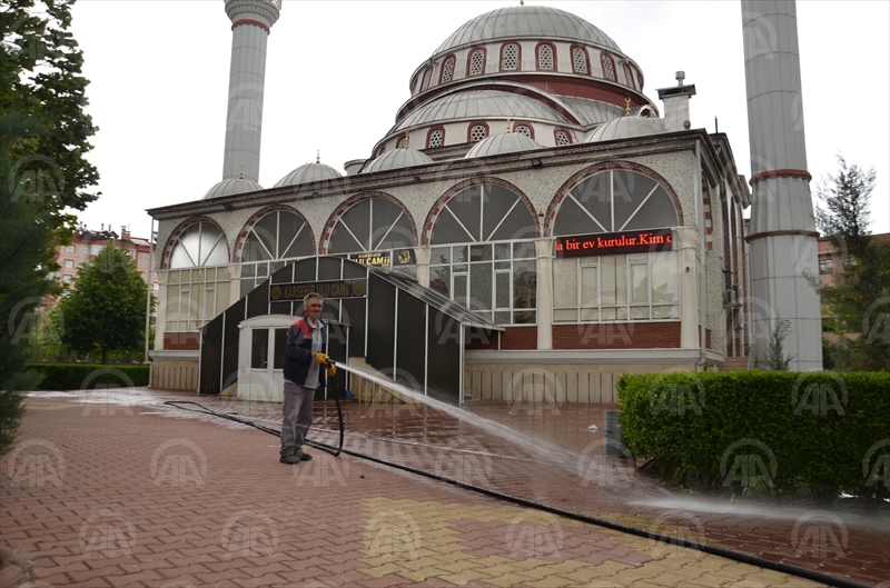 Konya'daki camilerde ramazan temizliği