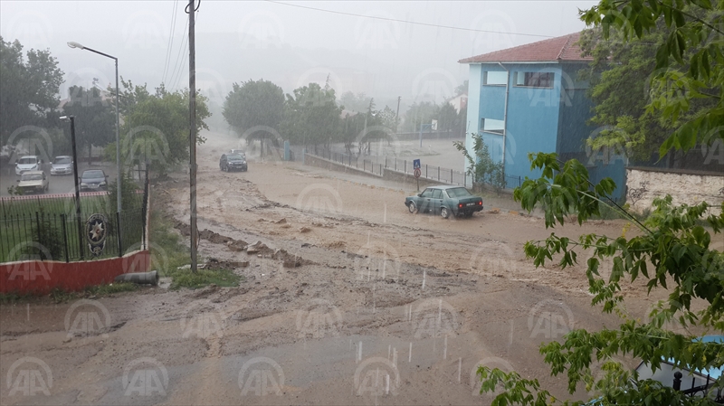 Karakeçile'de şiddetli yağış