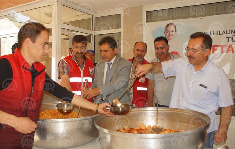 İhtiyaç sahibinin iftarı Türk Kızılayından