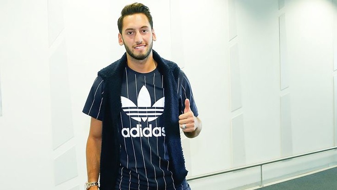 Hakan Çalhanoğlu resmen Milan'da...
