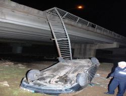 Köprüden Çaya Uçan Otomobildeki 3 Kişi Ağır Yaralandı