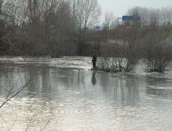 Sakarya Nehri'nde Mahsur Kalan Balıkçıyı Kurtarmaya Çalışan Ekip De Mahsur Kaldı