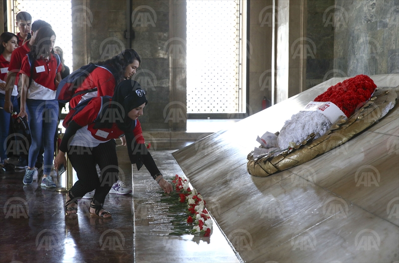 Şehit ve gazi çocuklarından Anıtkabir'e ziyaret