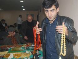 Antikacıların Buluştuğu Kahvehanede Boş Sandalye Bulmak Zor