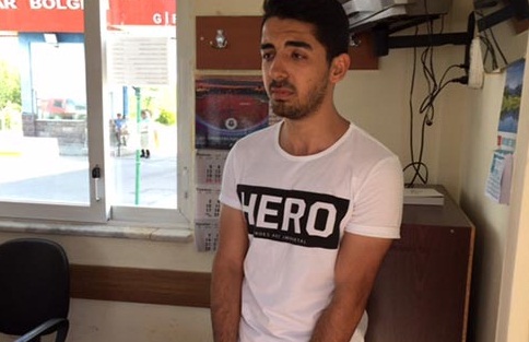 Duruşmaya "Hero" yazılı tişörtle girmek isteyince