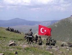 Adana'da Gençler, Kına Yakılarak Askere Uğurlanıyor