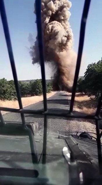 Köy yolundaki hain tuzak son anda fark edildi