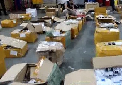 Paletlerden kaçak telefon çıktı!