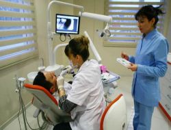 Yemeklerin Ağızda Tek Tarafla Çiğnenmesi Çene Kemiği Eklemine Zarar Veriyor