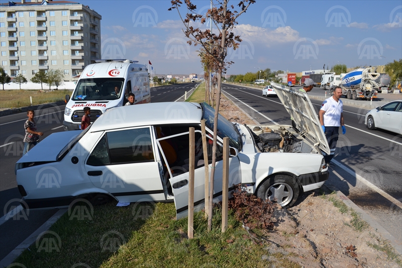 Aksaray'da otomobil refüje çarptı: 3 yaralı