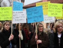 Yasağa Tepki Gösteren Başı Açık Kadınlar: Kurtuluş Savaşı'nda Başörtülü Analarımız Top Taşımadı Mı?