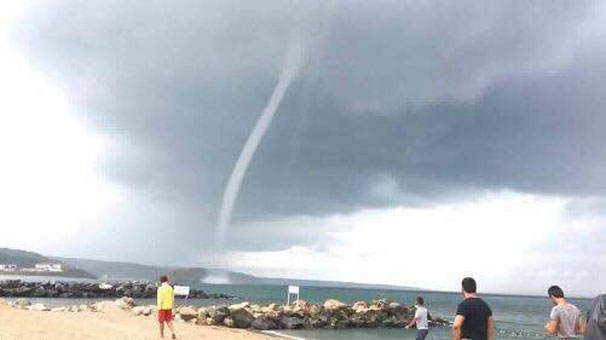 İstanbul'un bazı yerlerinde sıra dışı hava koşulları etkili