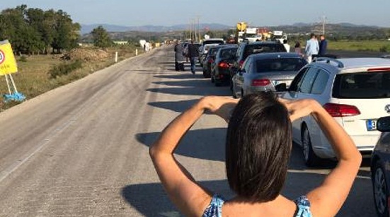 Sınır Kapısı'nda 5 kilometrelik araç kuyruğu