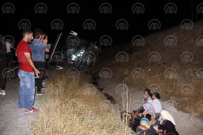 Yolcu otobüsü ve otomobil çarpıştı: 1 ölü, 17 yaralı